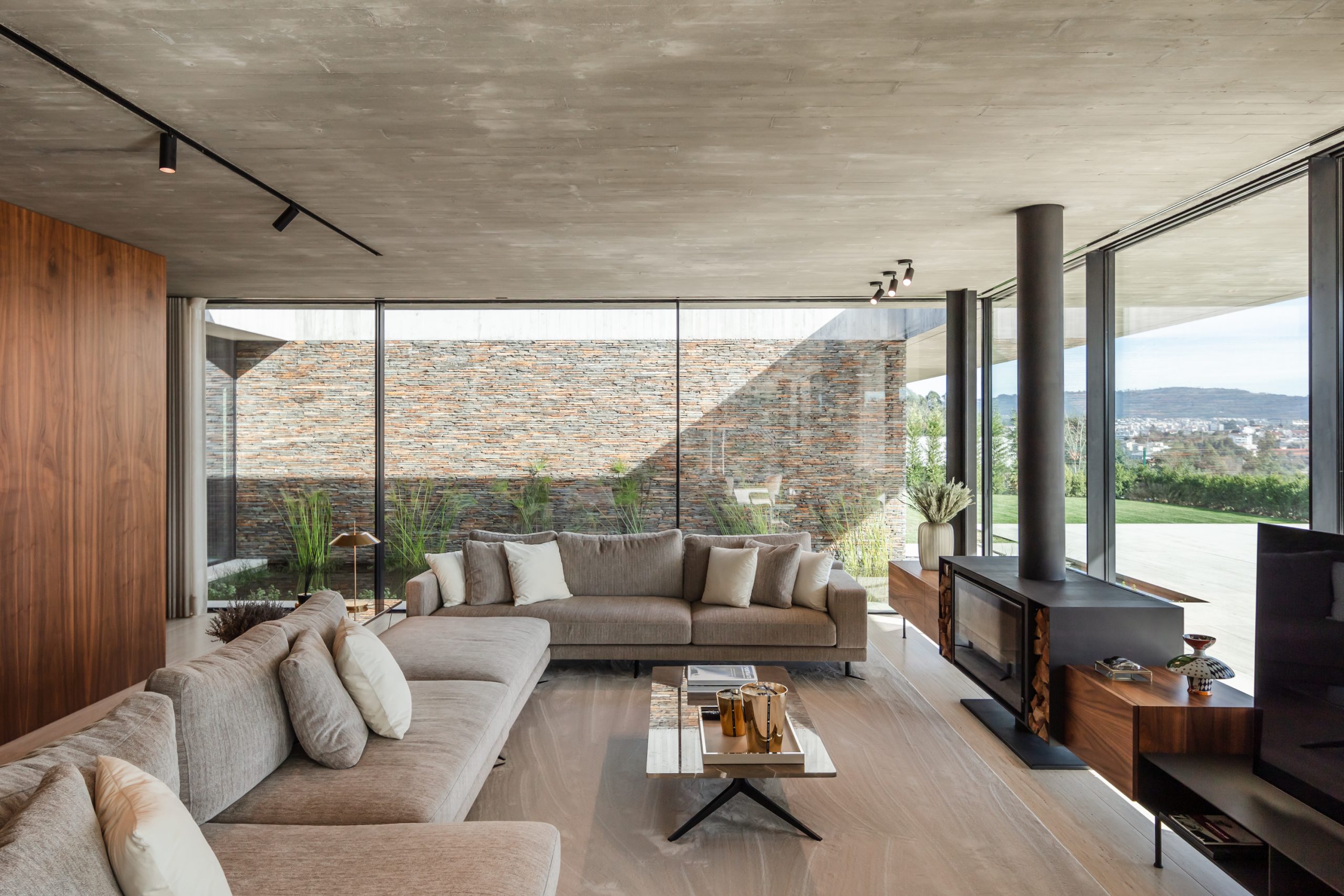 CORK TREE HOUSE by TRAMA Arquitetos