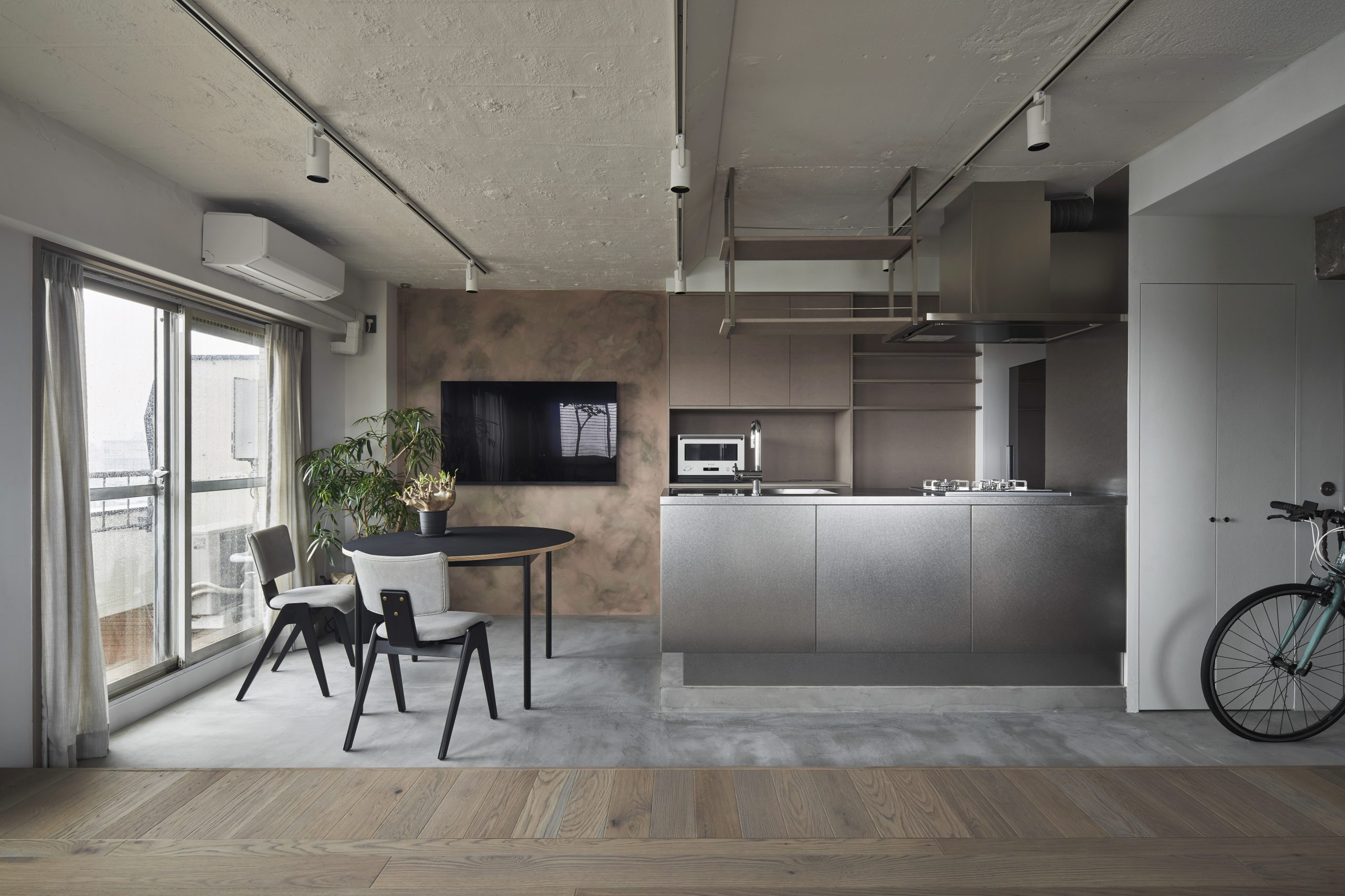N house by moss.