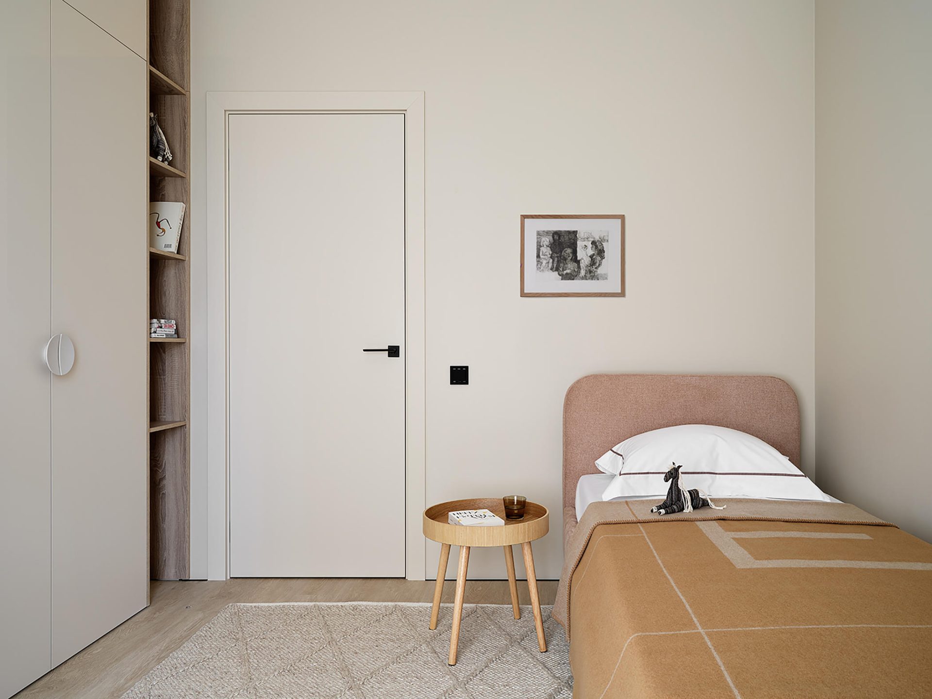 Tranquil, cozy, and easy-customizable beige 79 m2 apartment with a walk ...