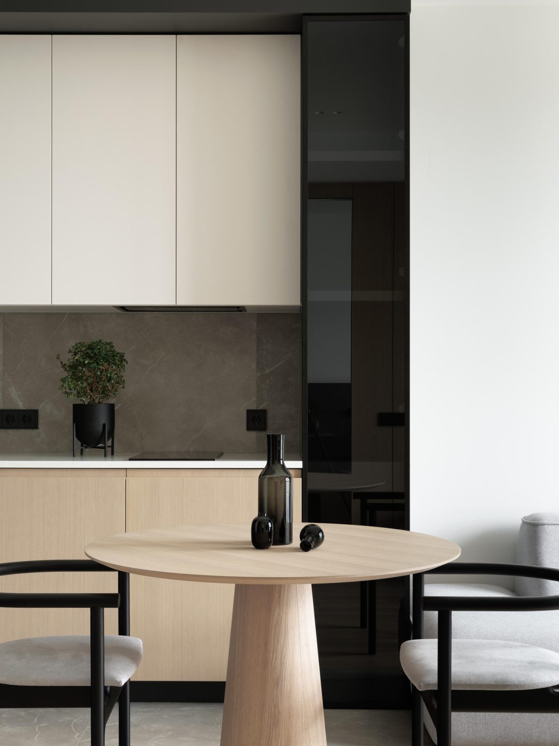 One-room apartment with a “smart” layout, large kitchen and a view of ...