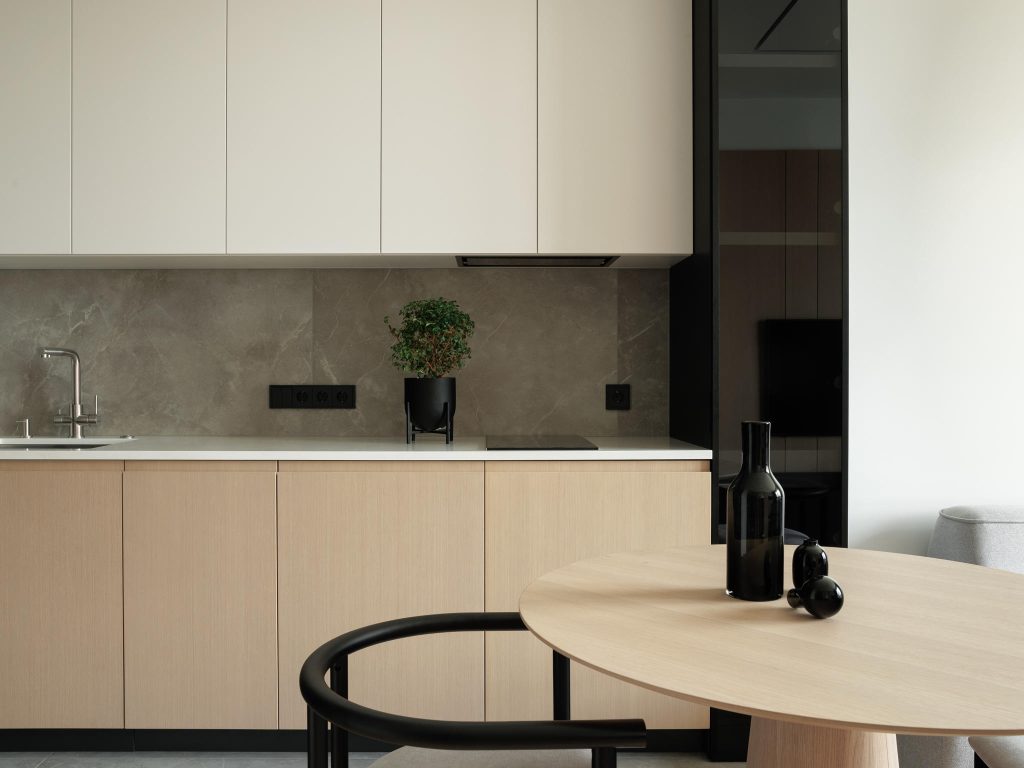 One-room apartment with a “smart” layout, large kitchen and a view of ...