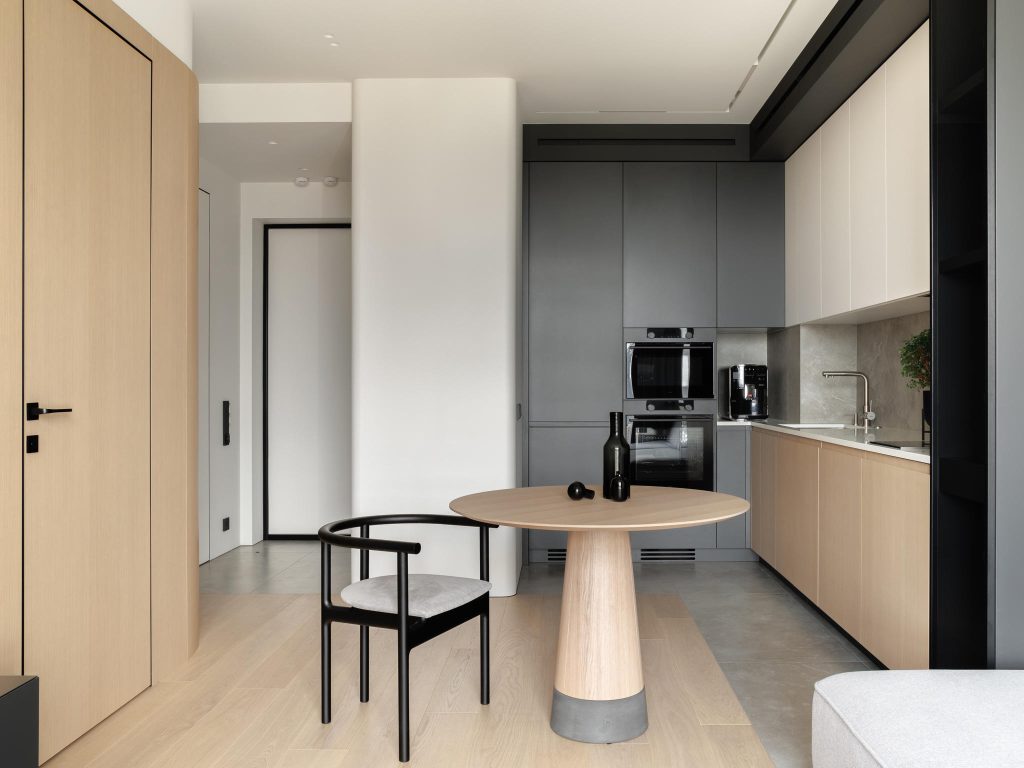 One-room apartment with a “smart” layout, large kitchen and a view of ...
