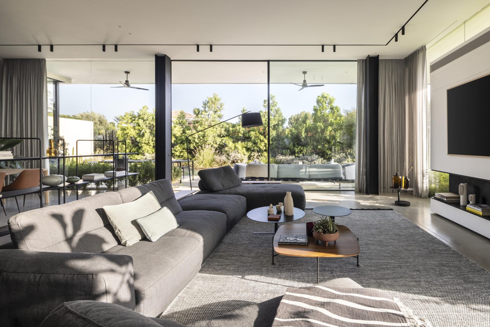 A Contemporary Haven in Kfar Shmaryahu by Raz Melamed - Interior Design ...