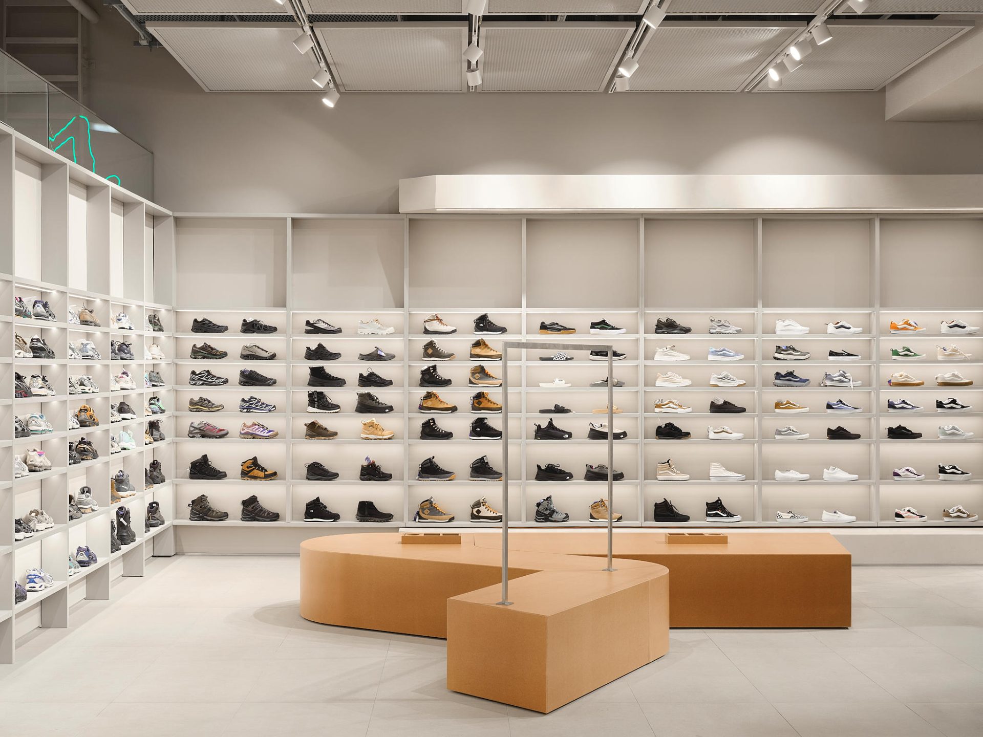 “Traektoria” Flagship Store, Aviapark, Moscow — a project by Sinitsa ...